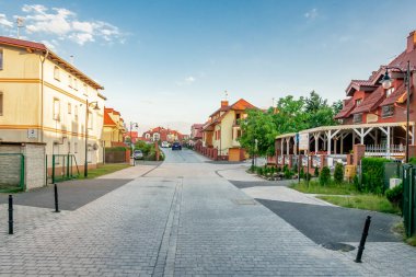 Ustka, Polonya - 26.06.2024 - Ustka 'daki modern binalar