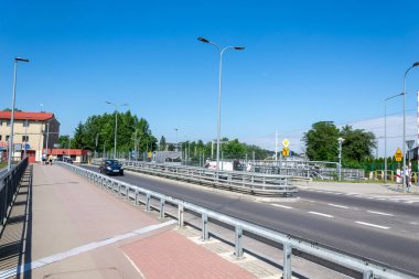 Ustka, Polonya - 26.06.2024 - Ustka yolu ve hareket halindeki bir araba