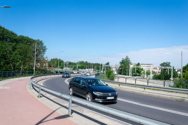 Ustka, Polonya - 26.06.2024 - Ustka yolu ve hareket halindeki bir araba