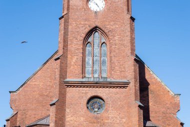 Ustka 'daki kırmızı tuğla kilise kulesi.