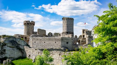 Ogrodzieniec Kalesi beyaz bulutlu mavi gökyüzünün arka planına karşı