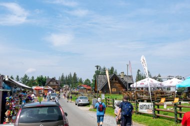 Zakopane, Polonya - 12.07.2024 - Zakopane 'de Gobalowka' da yürüyen insanlar