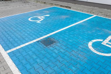 Engelliler için park yerleri