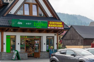 Bialka Tatrzanska, Polonya - 14.07.2024 - Bialka Tatrzanska 'da zabka zincir mağazası