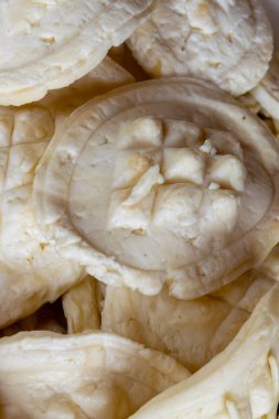 Keçi sütünden yapılan geleneksel Polonya osipek peyniri