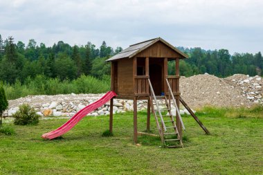 Çocuk parkında bir ev.