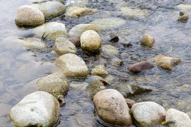 Akan nehirdeki taşlar.