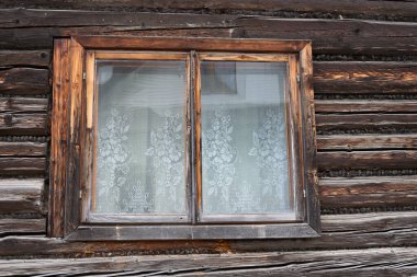 Kütük duvardaki eski ahşap pencere
