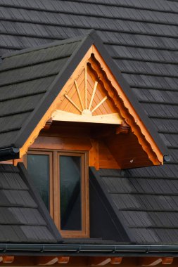 Siyah kiremitli bir çatıdaki kepenk.