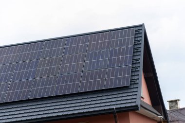 Çatıda fotovoltaik paneller
