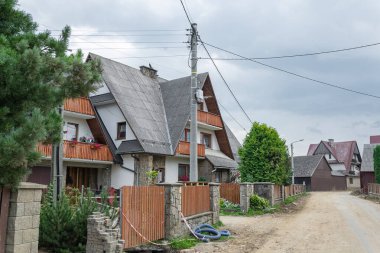 Czarna Gora 'da evleri olan cadde