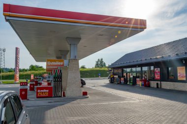 Beblo, Polonya - 11.07.2024 - Beblo 'daki K benzin istasyonu
