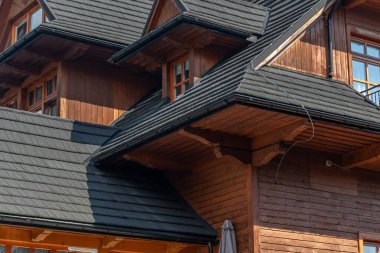 Ahşap odunlardan yapılmış geleneksel İskoç evi.