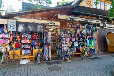 Zakopane, Polonya - 12.07.2024 - Zakopane 'de giysi ve hediyelik eşya tezgahı