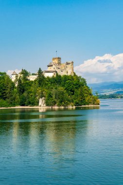 Güneşli bir günde Niedzica Kalesi