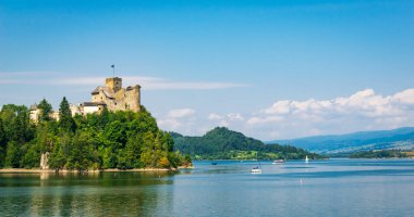 Güneşli bir günde Niedzica Kalesi