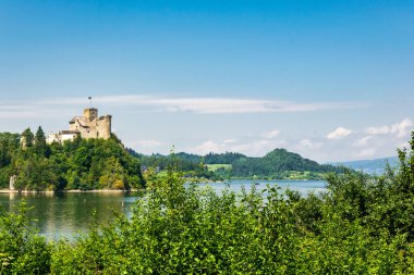 Güneşli bir günde Niedzica Kalesi