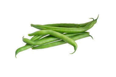 Beyaz arkaplanda yeşil fasulyeler izole