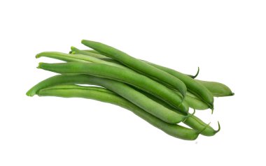 Beyaz arkaplanda yeşil fasulyeler izole