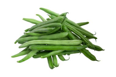 Beyaz arkaplanda yeşil fasulyeler izole