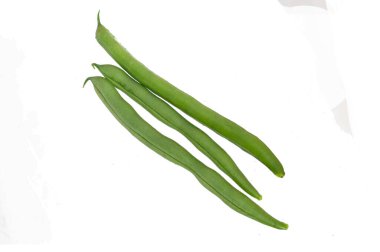 Beyaz arkaplanda yeşil fasulyeler izole