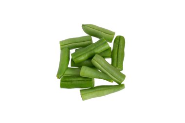 Beyaz arkaplanda yeşil fasulyeler izole