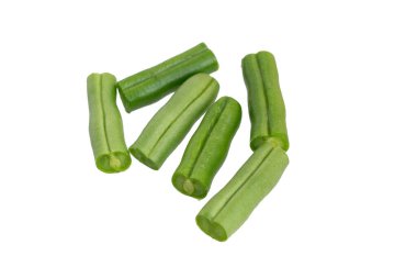 Beyaz arkaplanda yeşil fasulyeler izole