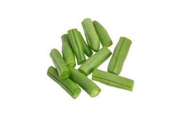 Beyaz arkaplanda yeşil fasulyeler izole