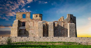 Siewierz 'deki piskoposun kalesinin kalıntıları.