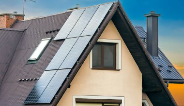 Evin çatısındaki fotovoltaik paneller.