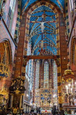 Krakow, Polonya - 09 Eylül 2024 - Krakow 'daki St. Mary Kilisesi' nin tarihi iç mimarisi