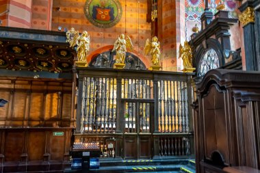 Krakow, Polonya - 09 Eylül 2024 - Krakow 'daki St. Mary Kilisesi' nin tarihi iç mimarisi