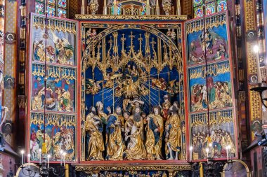 Krakow, Polonya - 09 Eylül 2024 - Krakow 'daki St. Mary Kilisesi' nin tarihi iç mimarisi