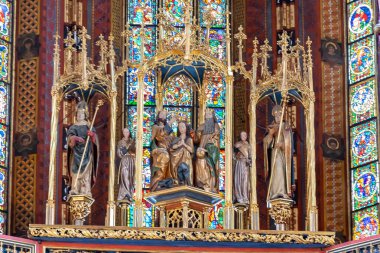 Krakow, Polonya - 09 Eylül 2024 - Krakow 'daki St. Mary Kilisesi' nin tarihi iç mimarisi
