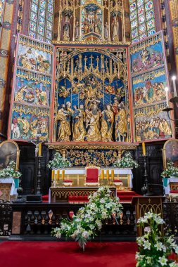 Krakow, Polonya - 09 Eylül 2024 - Krakow 'daki St. Mary Kilisesi' nin tarihi iç mimarisi