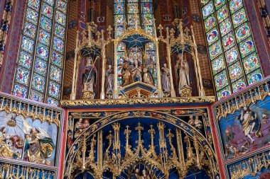 Krakow, Polonya - 09 Eylül 2024 - Krakow 'daki St. Mary Kilisesi' nin tarihi iç mimarisi