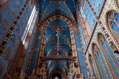 Krakow, Polonya - 09 Eylül 2024 - Krakow 'daki St. Mary Kilisesi' nin tarihi iç mimarisi