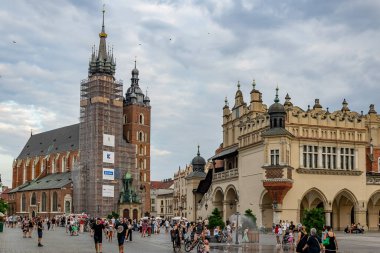 Krakow, Polonya - 9 Eylül 2024 - Krakow 'daki Pazar Meydanı' ndaki St. Mary Kilisesi