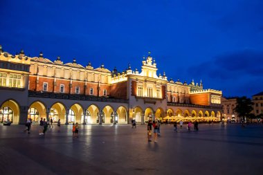 Krakow, Polonya - 9 Eylül 2024 - Krakow 'daki Pazar Meydanı' ndaki St. Mary Kilisesi