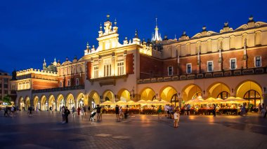 Krakow, Polonya - 9 Eylül 2024 - Krakow 'daki Pazar Meydanı' ndaki St. Mary Kilisesi