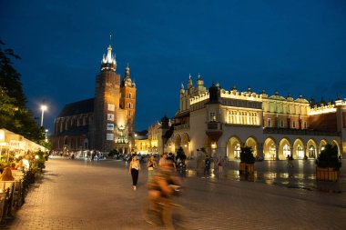 Krakow, Polonya - 9 Eylül 2024 - Krakow 'daki Pazar Meydanı' ndaki St. Mary Kilisesi