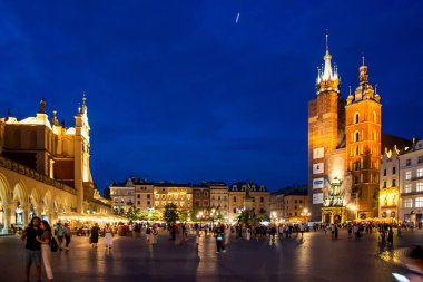 Krakow, Polonya - 9 Eylül 2024 - Krakow 'daki Pazar Meydanı' ndaki St. Mary Kilisesi