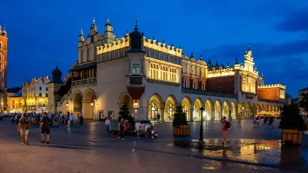 Krakow, Polonya - 9 Eylül 2024 - Krakow 'daki Pazar Meydanı' ndaki St. Mary Kilisesi