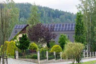 Çatıda fotovoltaik paneller