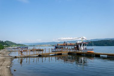 Niedzica, Polonya - 13 Temmuz 2024 - Czorsztyn Rezervuarındaki Gemi