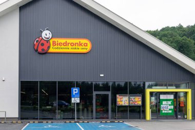 Jaroszowice, Polonya - 14 Temmuz 2024 - Jaroszowice 'de Biedronka market zinciri