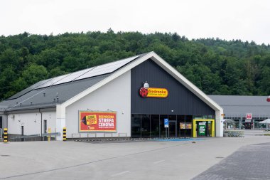 Jaroszowice, Polonya - 14 Temmuz 2024 - Jaroszowice 'de Biedronka market zinciri