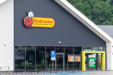 Jaroszowice, Polonya - 14 Temmuz 2024 - Jaroszowice 'de Biedronka market zinciri