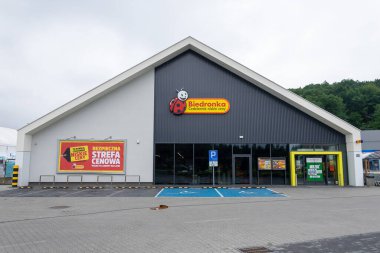 Jaroszowice, Polonya - 14 Temmuz 2024 - Jaroszowice 'de Biedronka market zinciri