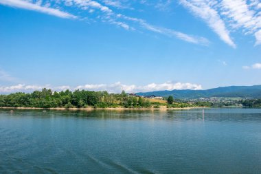 Polonya dağlarındaki Niedzica 'daki Czorsztyn rezervuarı